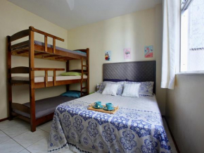 A 5 minutos andando ate a PRAIA DO FORTE Cabo Frio ,1 quarto, ar condicionado,cozinha ,garagem , ao lado de restaurantes e comercio